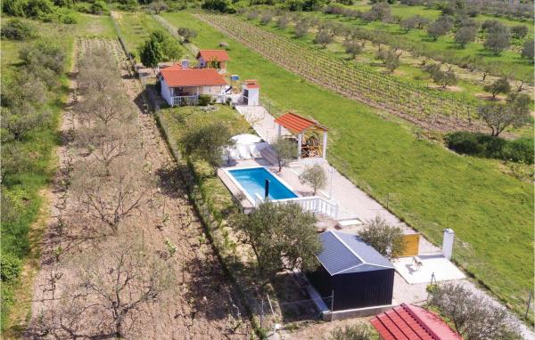 A la foto es mostra l'objecte One-Bedroom Holiday Home In Danilo situat a la ciutat de Slivno.
