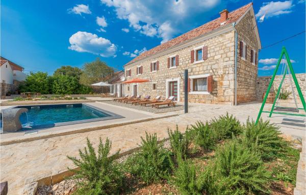 Four-bedroom Holiday Home In Citluk - Croatie