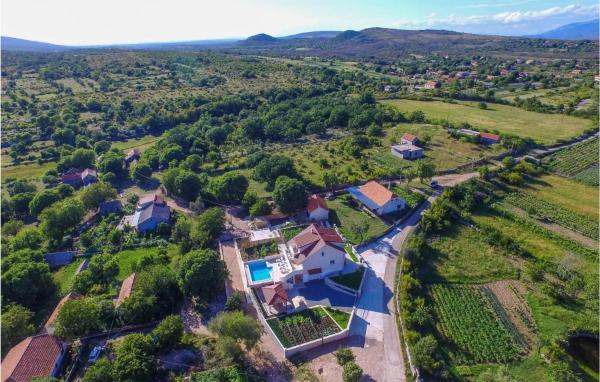 På billedet ses objektet Cozy Home In Unesic With Sauna beliggende i byen Planjane.