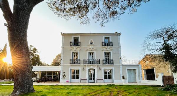 A la foto es mostra l'objecte Maison de maître dans la nature situat a la ciutat de Bessan.