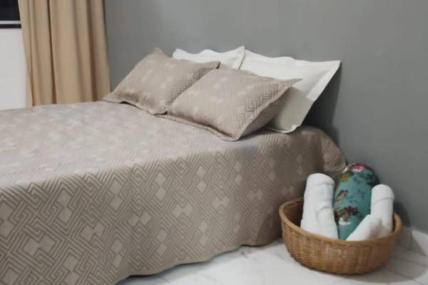 A la foto es mostra l'objecte Casa próxima as Estátuas dos Três Pescadores situat a la ciutat de Búzios.
