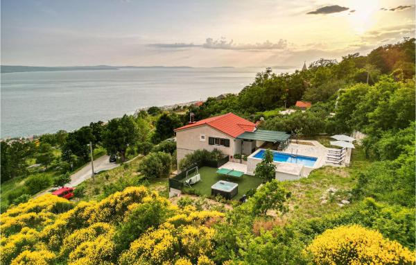 På billedet ses objektet Two-Bedroom Holiday Home In Omis beliggende i byen Omiš.