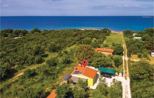 Na zdjęciu widoczny jest obiekt Holiday Home Peroj I położony w mieście Peroj.