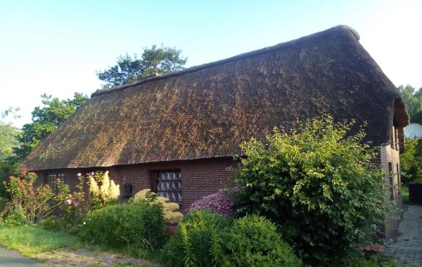 A la foto es mostra l'objecte Reetdachhaus in Nordseenähe mit großem Garten situat a la ciutat de Schlichting.