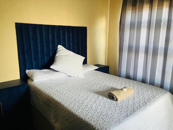 Na fotografii je vidět objekt Kanganyisa guest house nacházející se ve městě Letsitele.