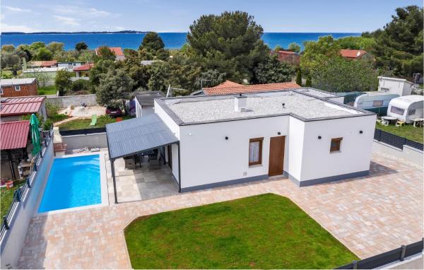 Nella foto è visibile l'oggetto Nice Home In Peroj With House Sea View situato nella città di Peroj.