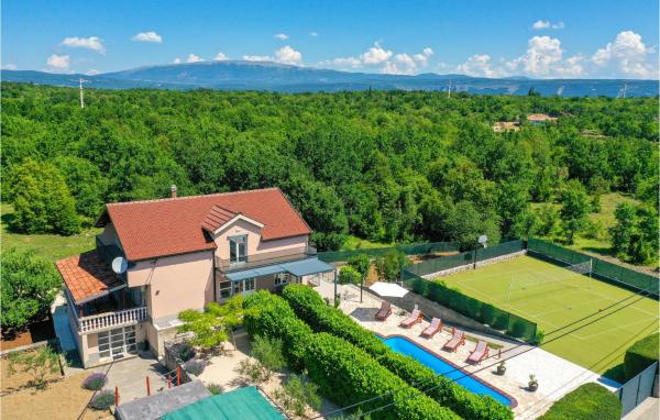 Na zdjęciu widoczny jest obiekt Holiday Home Krivodol 22 With Outdoor Swimmingpool położony w mieście Krivodol.