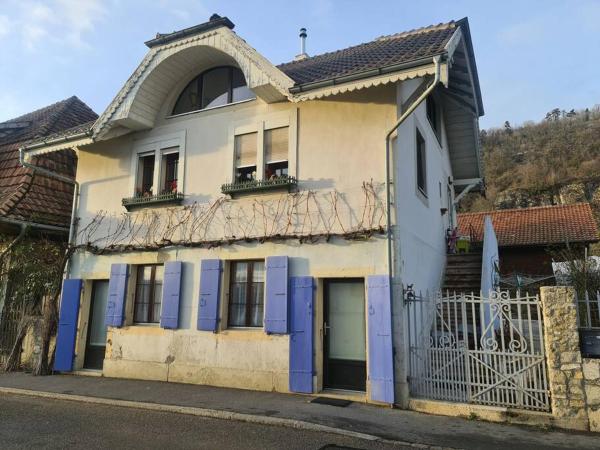 På bilden syns objektet Maison de charme entre ville et campagne som ligger i staden La Neuveville.