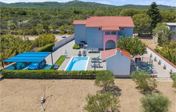 På billedet ses objektet Holiday Home Dubrava Tisnjanska 32 beliggende i byen Pirovac.
