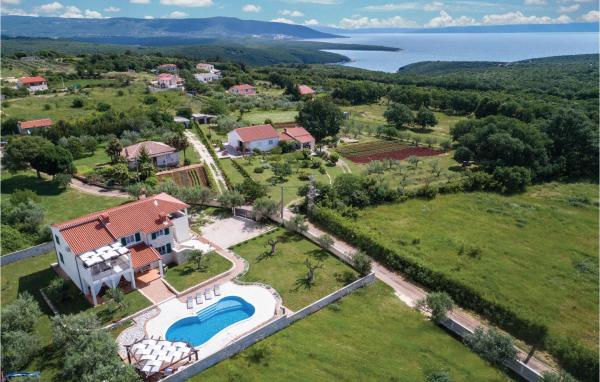 A la foto es mostra l'objecte Four-Bedroom Holiday Home With Sea View In Krnica situat a la ciutat de Peruški.