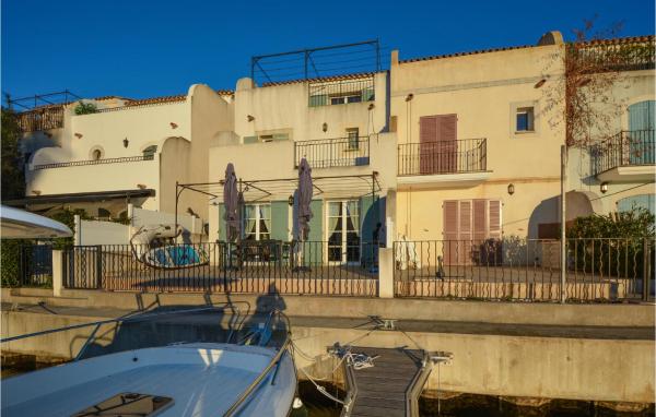 Na zdjęciu widoczny jest obiekt Cozy Home In Aigues-Mortes With Wifi położony w mieście Aigues-Mortes.