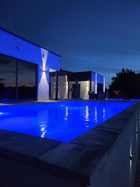 Na zdjęciu widoczny jest obiekt Apartmani City ES położony w mieście Mutnik.