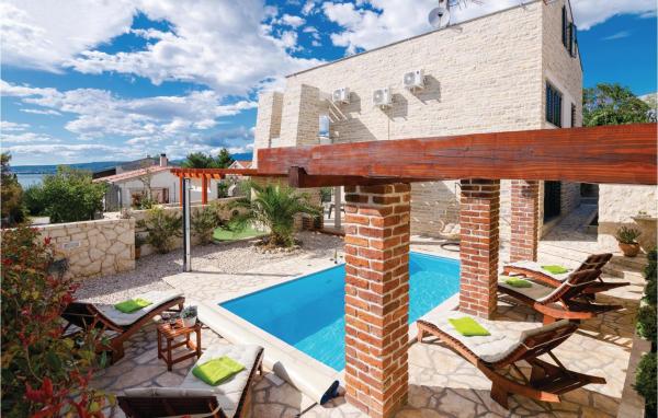 照片显示了位于Novigrad Dalmatia市的Amazing Home In Novigrad With Sauna物件。