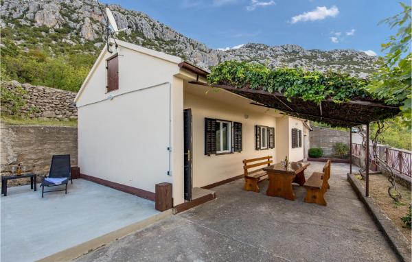 Na fotografii je vidět objekt Gorgeous Home In Stinica With Wifi nacházející se ve městě Stinica.