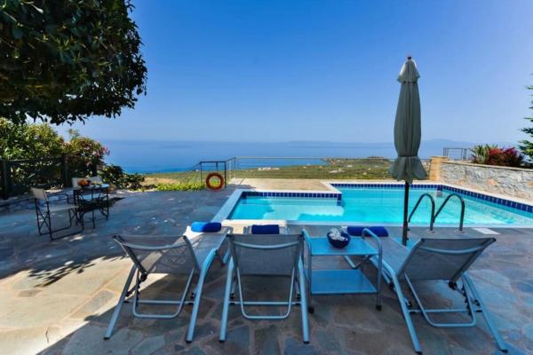 På billedet ses objektet Luxury Villa Ismini in Stoupa, Private Pool & BBQ beliggende i byen Neokhórion.