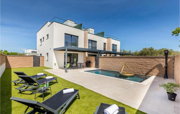 Na fotografii je vidět objekt 2 Bedroom Stunning Home In Peroj nacházející se ve městě Peroj.