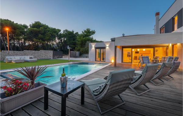 A la foto es mostra l'objecte Nice Home In Medulin With Jacuzzi situat a la ciutat de Medulin.