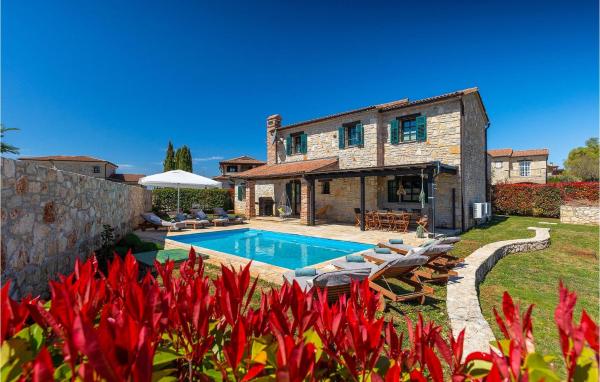 A la foto es mostra l'objecte Villa Silene situat a la ciutat de Poreč.