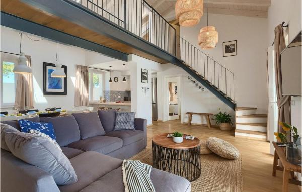 A la foto es mostra l'objecte Villa Viva situat a la ciutat de Tinjan.