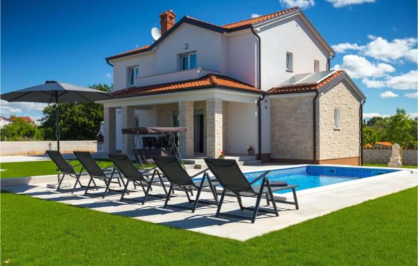 A la foto es mostra l'objecte Villa Zirdum situat a la ciutat de Poreč.