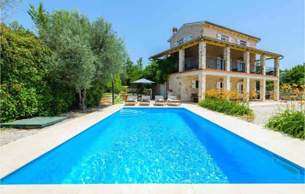 A la foto es mostra l'objecte 4 Bedroom Cozy Home In Sveti Lovrec situat a la ciutat de Jakići.