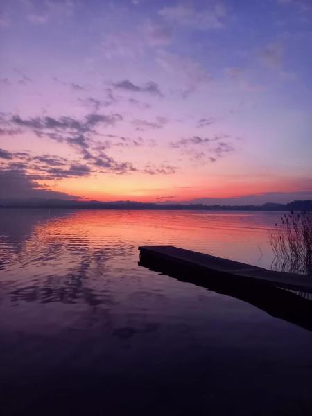 På billedet ses objektet Casa Vacanze La Favola Rosa sul Lago di Varese beliggende i byen Gavirate.