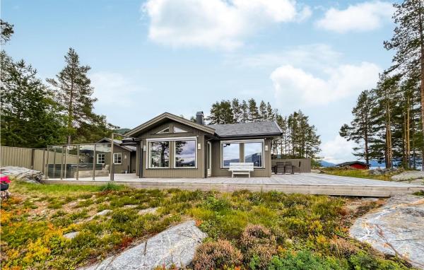 A la foto es mostra l'objecte Nice Home In Nissedal With Lake View situat a la ciutat de Fjone.