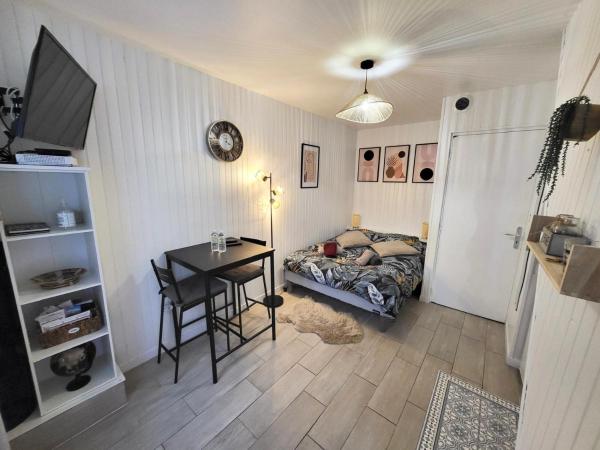 A la foto es mostra l'objecte Studio cosy au cœur du quartier Saint-Pierre situat a la ciutat de Rivery.