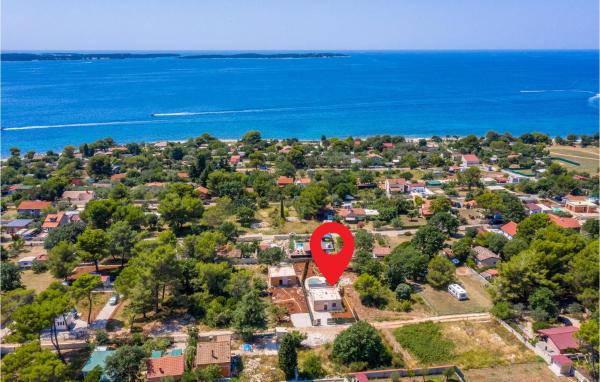 Na zdjęciu widoczny jest obiekt Awesome Home In Peroj położony w mieście Peroj.
