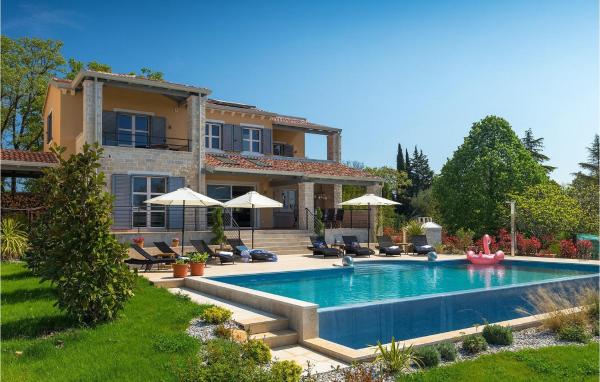 A la foto es mostra l'objecte Villa Nikolina situat a la ciutat de Poreč.