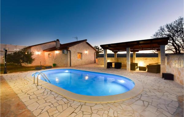 A la foto es mostra l'objecte Awesome Home In Pridraga With Wifi situat a la ciutat de Pridraga.
