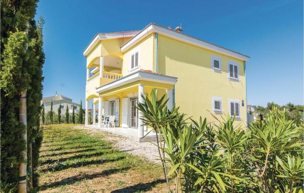 Na fotografii je vidět objekt Two-Bedroom Apartment In Pakostane nacházející se ve městě Pakoštane.