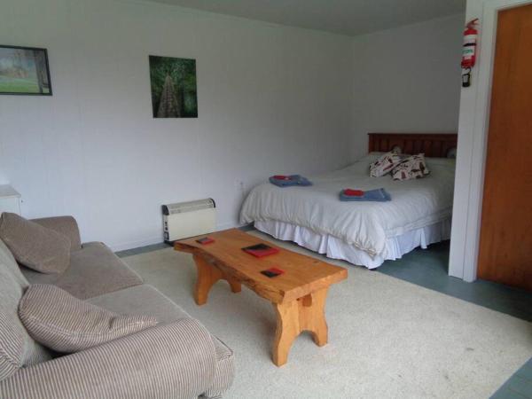照片显示了位于Owen River市的Rustic Woolshed物件。