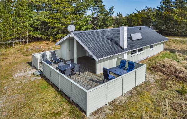 På bildet vises objektet Holiday Home Plutovej som ligger i byen Skram.