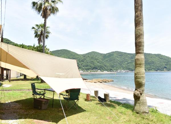 The photo shows the コテージ上浦 located in the city of Azamui.
