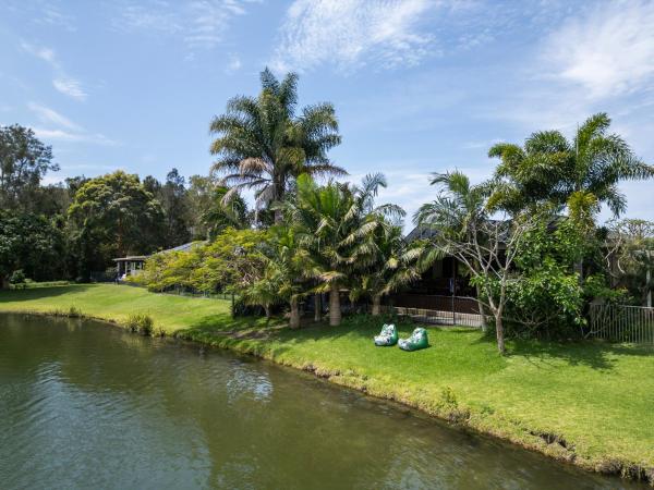 Nella foto è visibile l'oggetto Lakeside Bliss - LJHooker Yamba situato nella città di Yamba.
