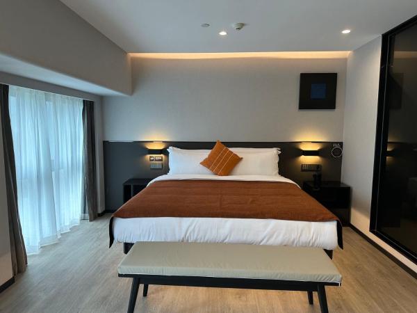 A la foto es mostra l'objecte LlA Hotel Liang Jun Plaza, Xixiang Avenue situat a la ciutat de Shenzhen.
