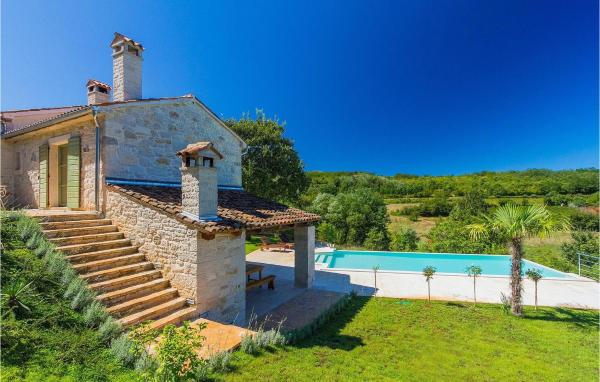 A la foto es mostra l'objecte Villa Zvonar situat a la ciutat de Rakotule.