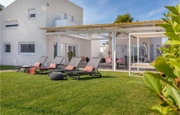 A la foto es mostra l'objecte Villa Shimunelka situat a la ciutat de Peroj.