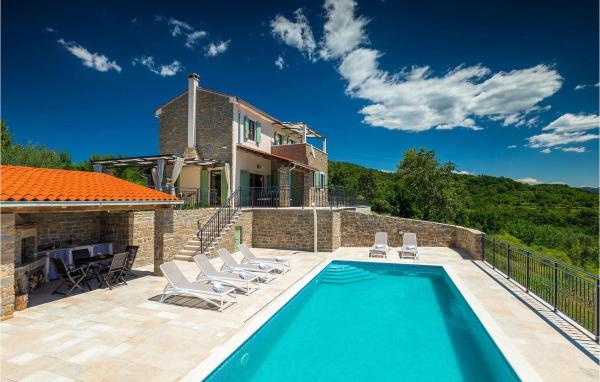 The photo shows the Villa Banic located in the city of Bartolići.