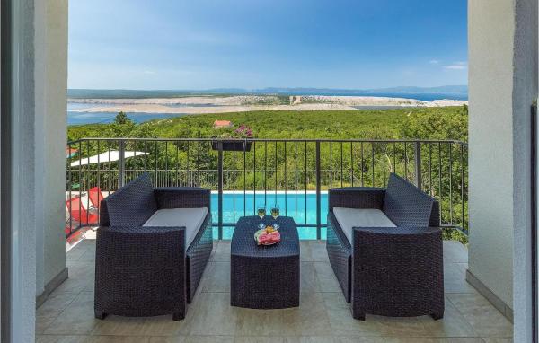 The photo shows the Villa Aqua located in the city of Strimka.