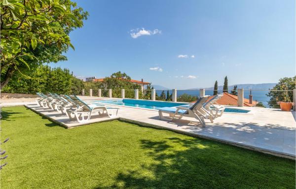 Awesome Home In Novi Vinodolski - Klenovica