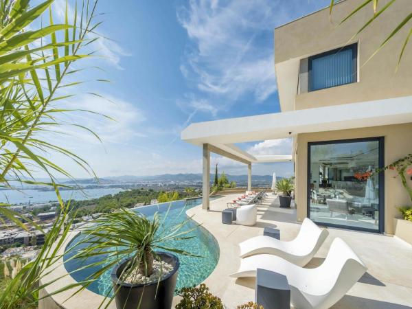 A la foto es mostra l'objecte Villa in Ibiza with Panoramic Sea Views situat a la ciutat de Roca Llisa.