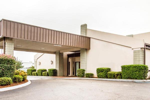 Na fotografii je vidět objekt Executive Inn and Suites nacházející se ve městě Ozark.