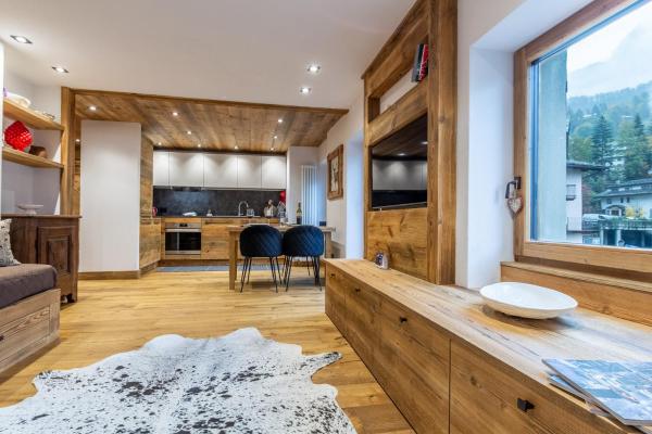 På billedet ses objektet HelloCHALET - Casa Val - Your Walking Distance holiday beliggende i byen Valtournenche.