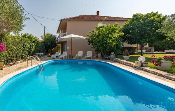 A la foto es mostra l'objecte Four-Bedroom Holiday Home Lovinac With An Outdoor Swimming Pool 09 situat a la ciutat de Lovinac.