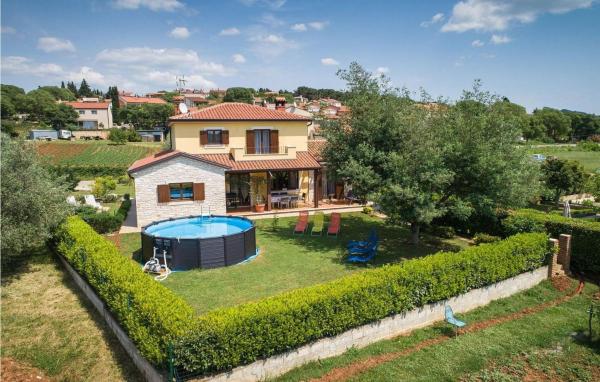 A la foto es mostra l'objecte House Dolly situat a la ciutat de Poreč.