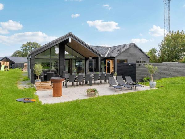På billedet ses objektet 5 star holiday home in Dronningmølle beliggende i byen Dronningmølle.