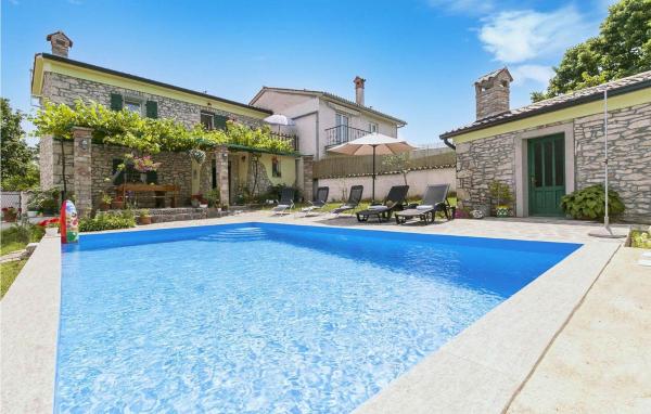 A la foto es mostra l'objecte Haus Maria situat a la ciutat de Labin.