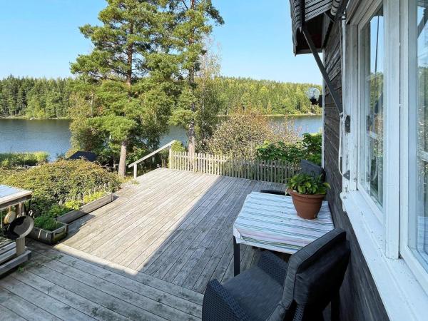 Auf dem Foto ist das Objekt 4 star holiday home in LJUSFALLSHAMMAR in der Stadt Tjällmo zu sehen.